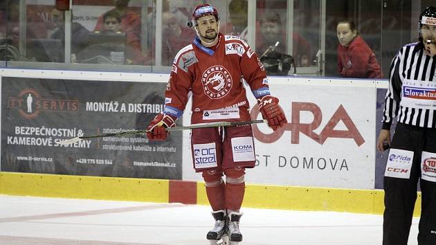 Olomoučtí hokejisté (v bílém) podlehli vedoucímu týmu extraligy z Třince 1:2. Rostislav Marosz. 