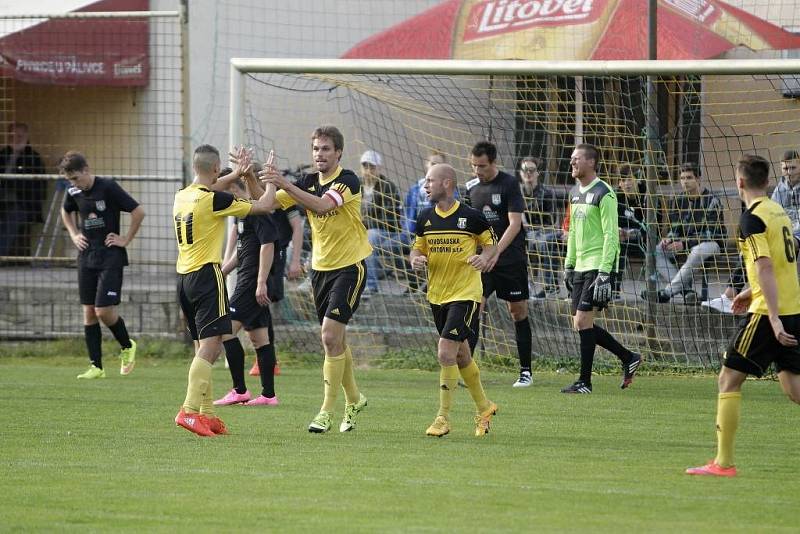 Fotbalisté Nových Sadů (ve žlutém) remizovali se Šumperkem 3:3.