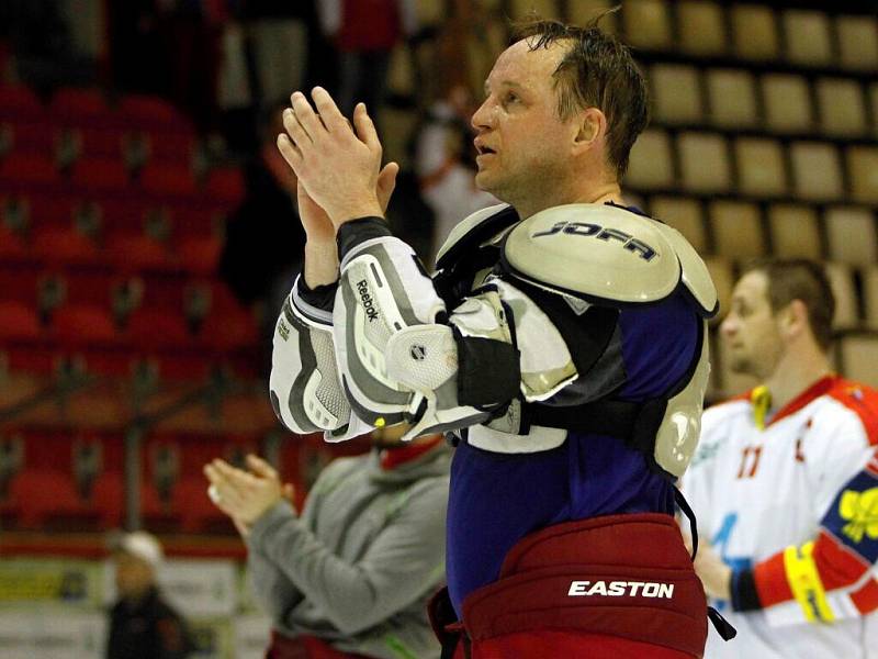 Pavel Patera děkuje na olomouckém zimáku fanouškům