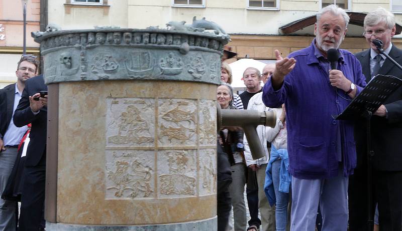 Nové pítko na Horním náměstí v Olomouci. Odhalil jej sám autor Ivan Theimer