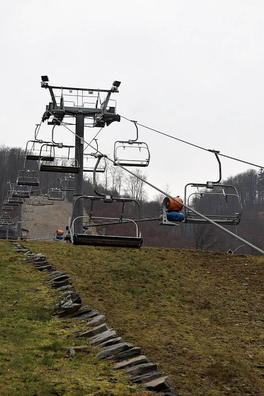 Lanovky v lyžařském areálu v Hrubé Vodě