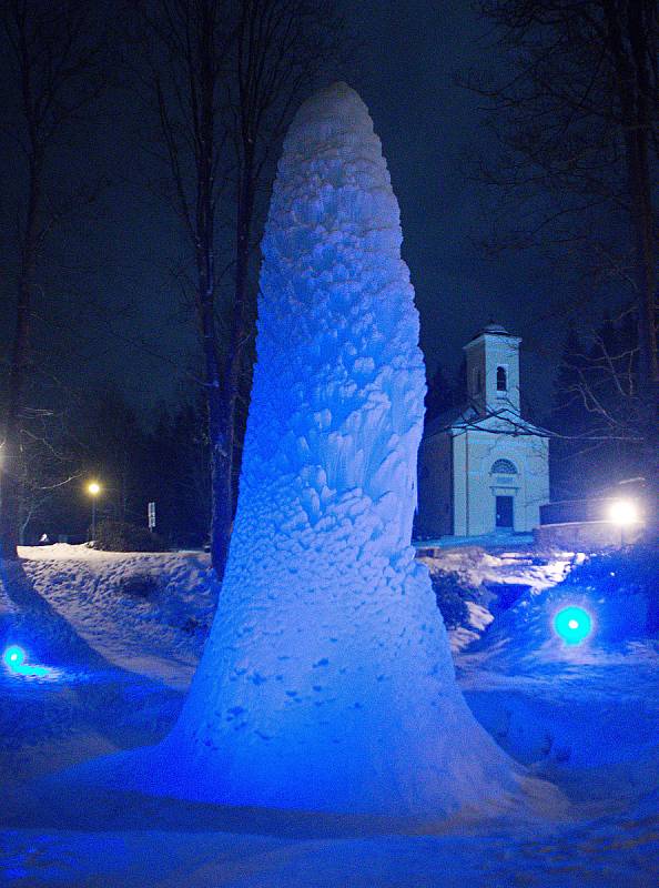 Každoroční zimní atrakcí lázeňské obce Karlova Studánka v Jeseníkách je několik metrů vysoká ledová homole uprostřed jezírka u obecního úřadu. Zamrzlý vodotrysk je za tmy efektně nasvícen.