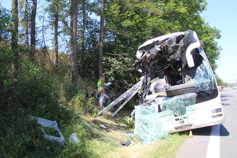 Nehoda autobusu u Nasobůrek