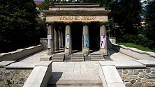 Částečně opravené Jihoslovanské mauzoleum v Bezručových sadech v Olomouci