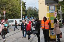 Začala výluka na tramvajové trati mezi olomouckým hlavním nádražím a Pavlovičkami, 3. října 2022. Tramvajová zastávka Hlavní nádraží je mimo provoz v obou směrech. Informace o změnách v dopravě cestujícím na místě poskytují asistenti DPMO