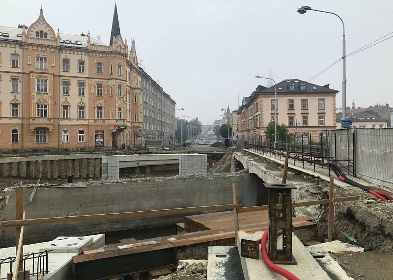 Na Masarykově třídě v Olomouci, hned vedle koryta řeky Moravy, kompletují části nového mostu přezdívaného "Rejnok", 23. října 2020