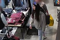 Olomoucká policie hledá ženu z kamerového záznamu v souvislosti s případem krádeže v OC Šantovka v Olomouci