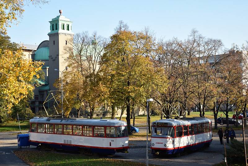 Tramvaje u olomouckého plaveckého stadionu poté, co skončily jako předvolební reklama lidovců