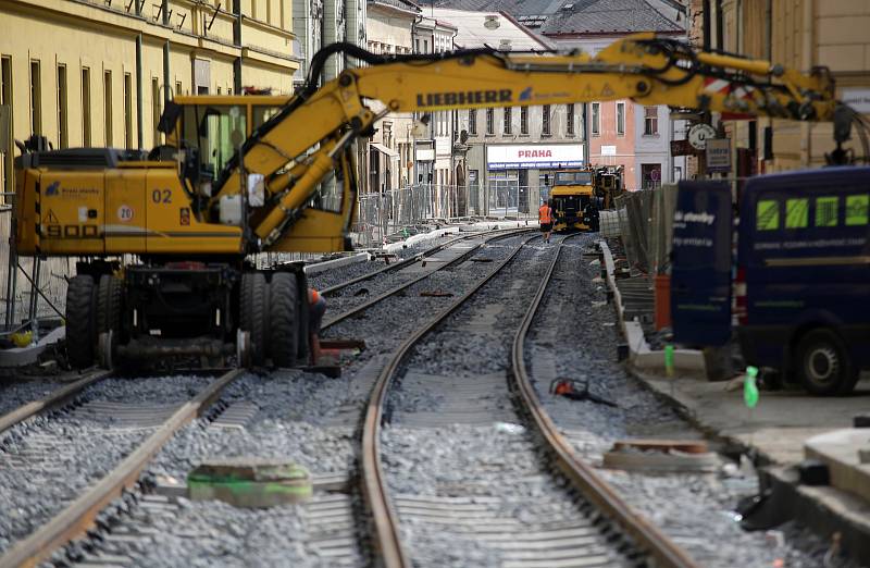 Rekonstruovaná ulice 1.máje v Olomouci se třese - na kolejích řádí podbíječka