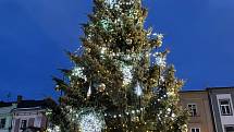 Vánoční strom na Masarykově náměstí v Uničově. Prosinec 2021