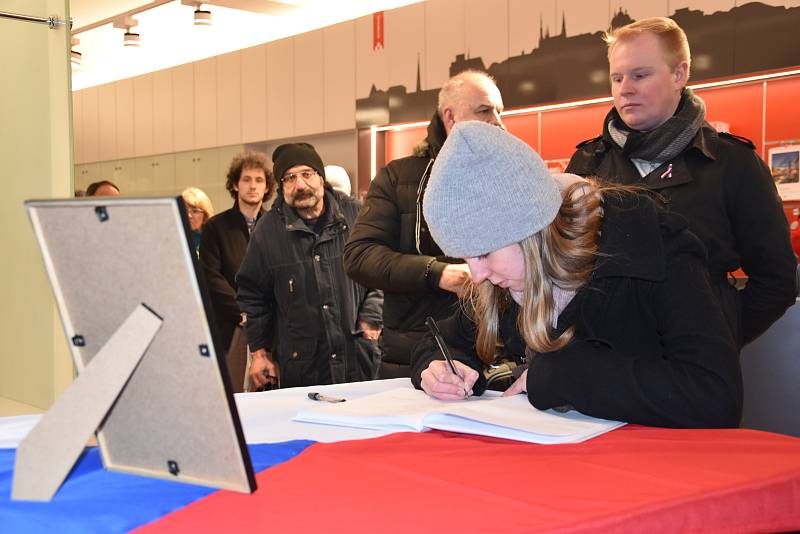 Nasvícená radnice, proslovy politiků, kovový pomník a pietní kniha připomněly Jana Palacha na olomouckém Horním náměstíFoto: