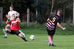 Fotbalisté Chválkovic (v pruhovaném) porazili Mohelnici B 2:1. 