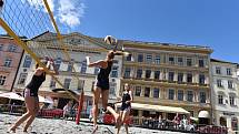 Beach-volejbalová show olomouckých a šternberských volejbalistek na olomouckém Horním náměstí