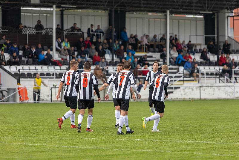 Fotbalisté Hodolan (v pruhovaném) porazili Novou Hradečnou 8:0. Ilustrační foto