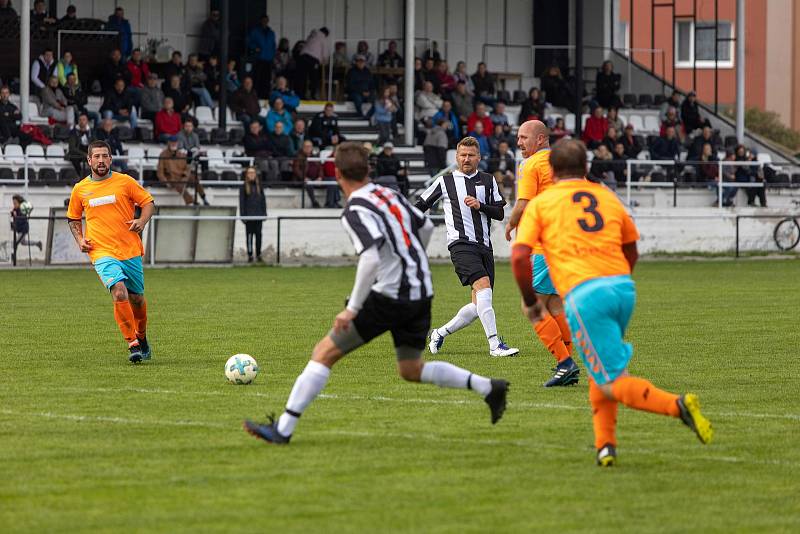 Fotbalisté Hodolan (v pruhovaném) porazili Novou Hradečnou 8:0.