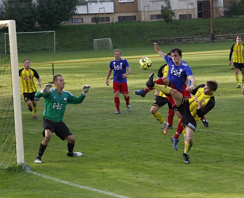 Fotbalisté Nových Sadů (ve žluto-černém) remizovali s Valašským Meziříčím 1:1.