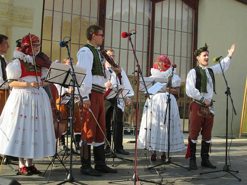 Folklorní soubory z celé Hané se představily v Čechách pod Kosířem