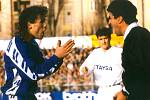 Sigma proti Realu v březnu 1992 (1:1). Olomoucký gól dal Pavel Hapal - na snímku v diskusi s rozhodčím