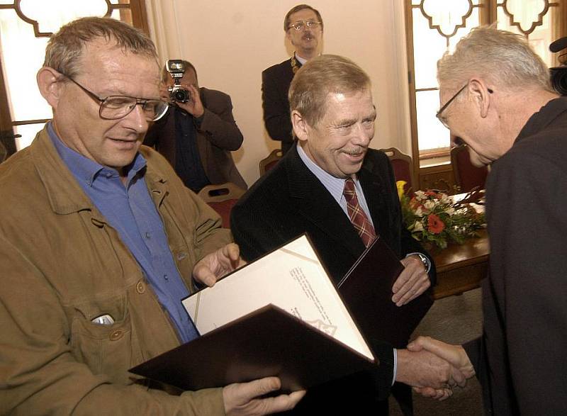 11.října 2003 obdržel Václav Havel a polský politik Adam Michnik v Olomouci medaili Svatého Jiří za obrovský přínos pro velikou změnu ve střední a východní Evropě a za úspěšný boj s drakem totalitarismu.  Cenu udílí polský Tygodnik Powszechny.