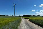 Větrný park čítající devět stožárů s celkovým výkonem 18 megawattů stojí u Horní Loděnice, červen 2022