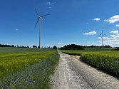Větrný park čítající devět stožárů s celkovým výkonem 18 megawattů stojí u Horní Loděnice, červen 2022