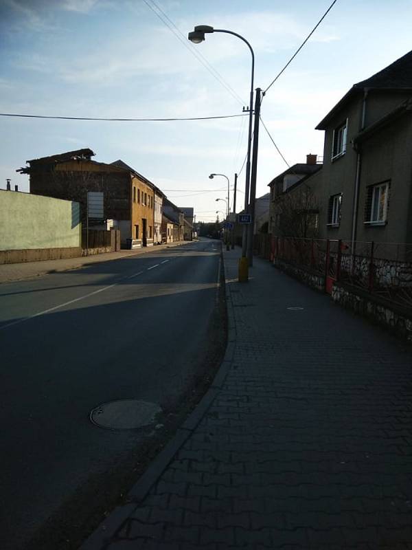 Liduprázdné ulice v uzavřené Litovli. Úterní ráno 17. března 2020