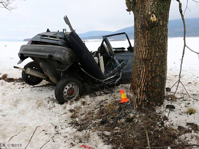 Tragická havárie 19letého řidiče mezi Krákořicemi a Komárovem