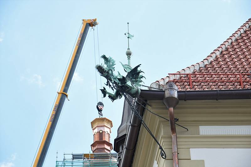 Instalace střední části špice radniční věže v Olomouci, 30. 6. 2020