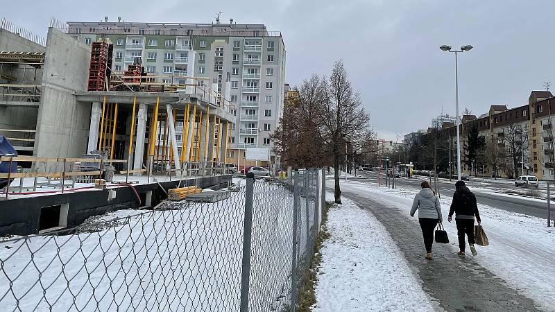 Třída Kosmonautů v Olomouci. Vlevo výstavba BEA city business residence, únor 2021