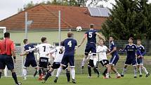 Fotbalisté Uničova remizovali s Rýmařovem (v bílém) 1:1