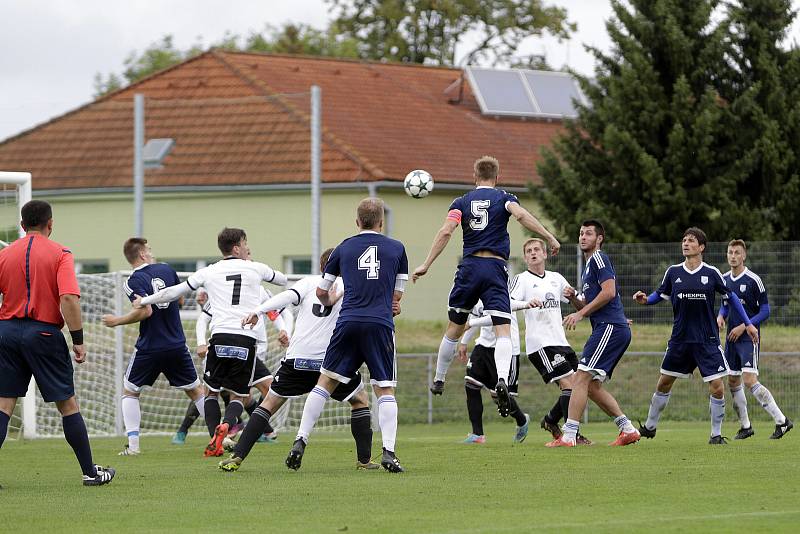 Fotbalisté Uničova remizovali s Rýmařovem (v bílém) 1:1