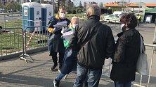 V Olomouci pokračuje testování imunity na Covid-19- V 8.00 čekala u odběrného místa asi dvacítka zájemců o vyšetření protilátek.