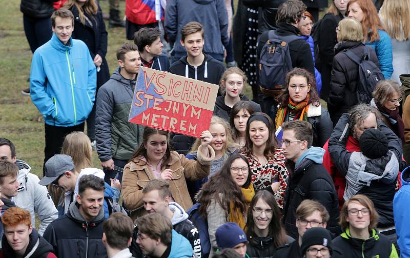 Protest studentů UP a středních škol na Žižkově náměstí v Olomouci