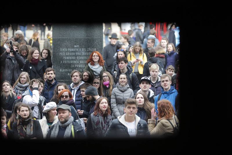 Protest studentů UP a středních škol na Žižkově náměstí v Olomouci