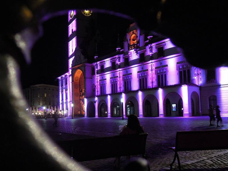 Předzvěst svátků světla v Olomouci v podobě barevně nasvícené radnice