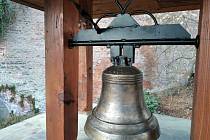 Do zvoničky v Bezručových sadech v Olomouci přibyl nový zvon.
