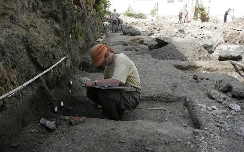 Archeologové na nalezišti ve dvoře Národního domu