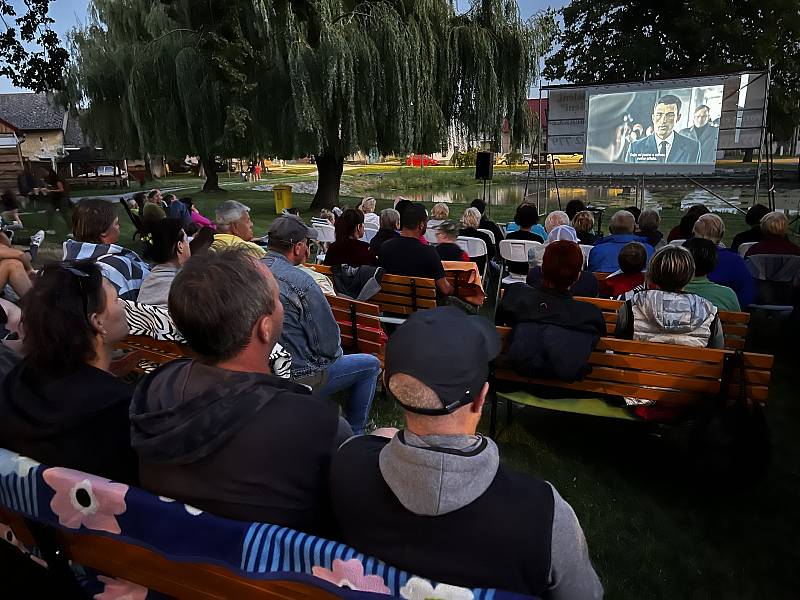 V Bělkovicích-Lašťanech již sedmou sezonu promítají v letním kině u rybníka. V pátek uvedli oceňovaný český film Zátopek a jako bonus nabídli divákům vzpomínku na návštěvu Emila Zátopka v obci v roce 1988, 12. srpna 2022.