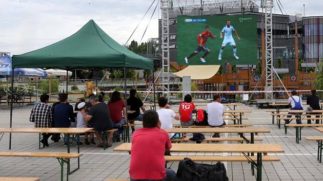 „Fotbalové šílenství“ v olomouckých lokálech se zatím nekoná. - Hlouček fans na projekci u OG Šantovka