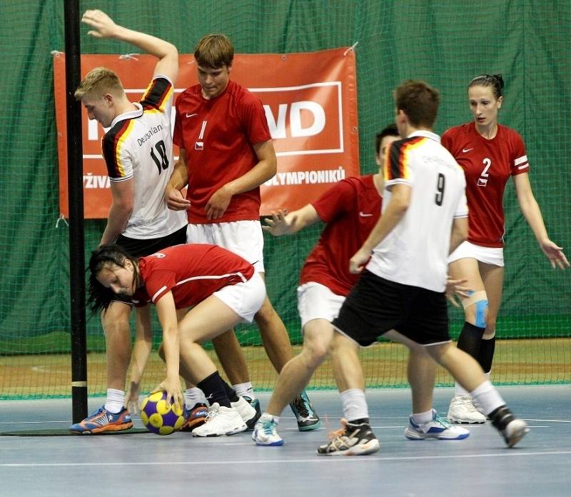 Česká korfbalová reprezentace (v červeném) se na olomouckém ME do 21 let utkala s Německem