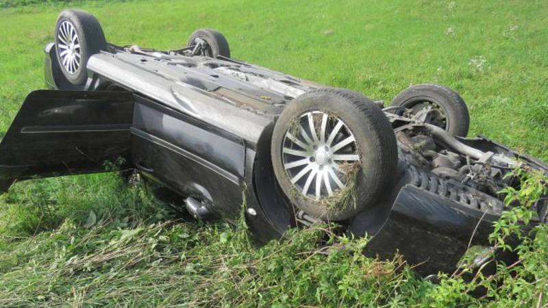 Opilá řidička převrátila Peugeot 407 na střechu