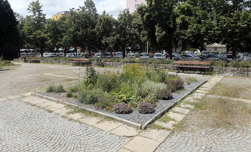 Veřejná zeleň podél tramvajového pásu a  prostoru mezi paneláky na třídě Kosmonautů.