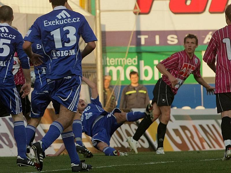 Sporný faul na olomouckého Nuce v zápase Sigmy s Budějovicemi