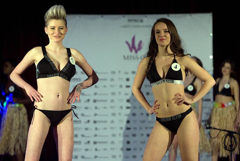 Aneta Sokelová (vlevo) a Aneta Klára Gronychová. Semifinále 6.ročníku soutěže Miss OK ve Velké Bystřici.