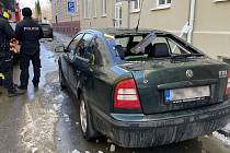 Ve Vančurově ulici v Olomouci sjel zmrzlý sníh ze střechy a poškodil auto, 18. února 2021