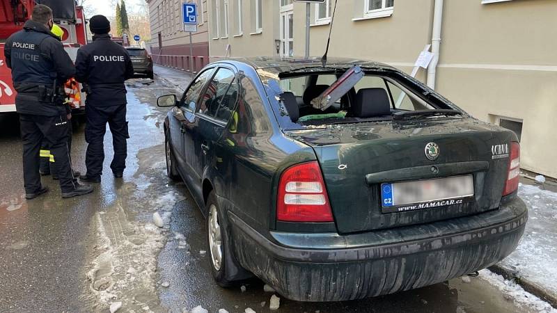 Ve Vančurově ulici v Olomouci sjel zmrzlý sníh ze střechy a poškodil auto, 18. února 2021