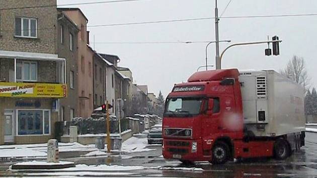 VIDEO: Kamiony vyzrály na zákaz. Jezdí bočními ulicemi - Olomoucký deník