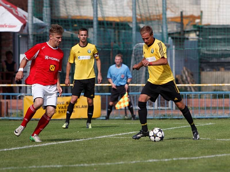 Fotbalisté Nových Sadů (ve žlutém) porazili Medlov 3:0.