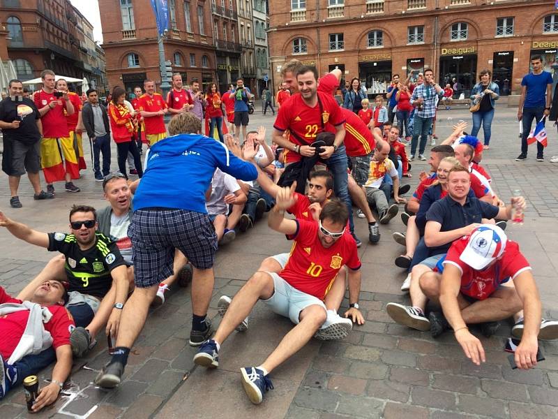 Fanoušci České republiky a Španělska v ulicích Toulouse před utkáním. Mezi jejich tábory panovala přátelská atmosféra.