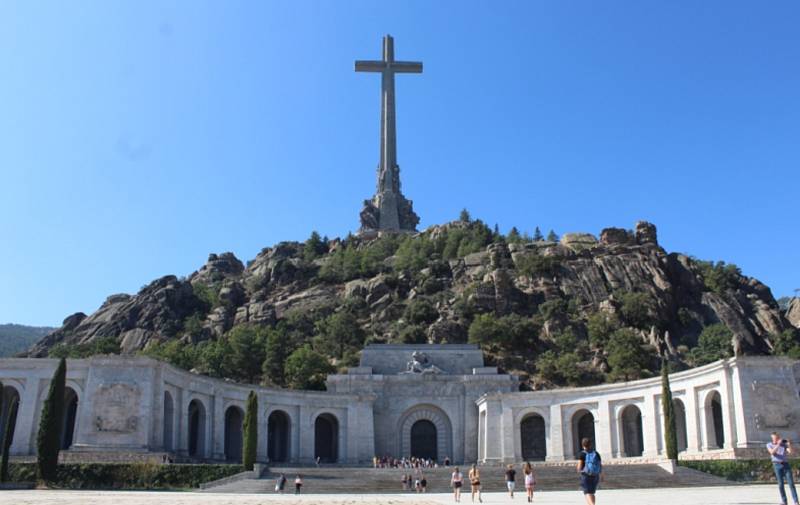 Na sever od Madridu stojí za to se vypravit do Escorialu, španělské královské hrobky, kterou nechal postavit král Filip II. v polovině 16. století. Tato budova mimochodem inspirovala i Olomoucké Klášterní Hradisko. Nedaleko se tyčí obrovský stometrový kří